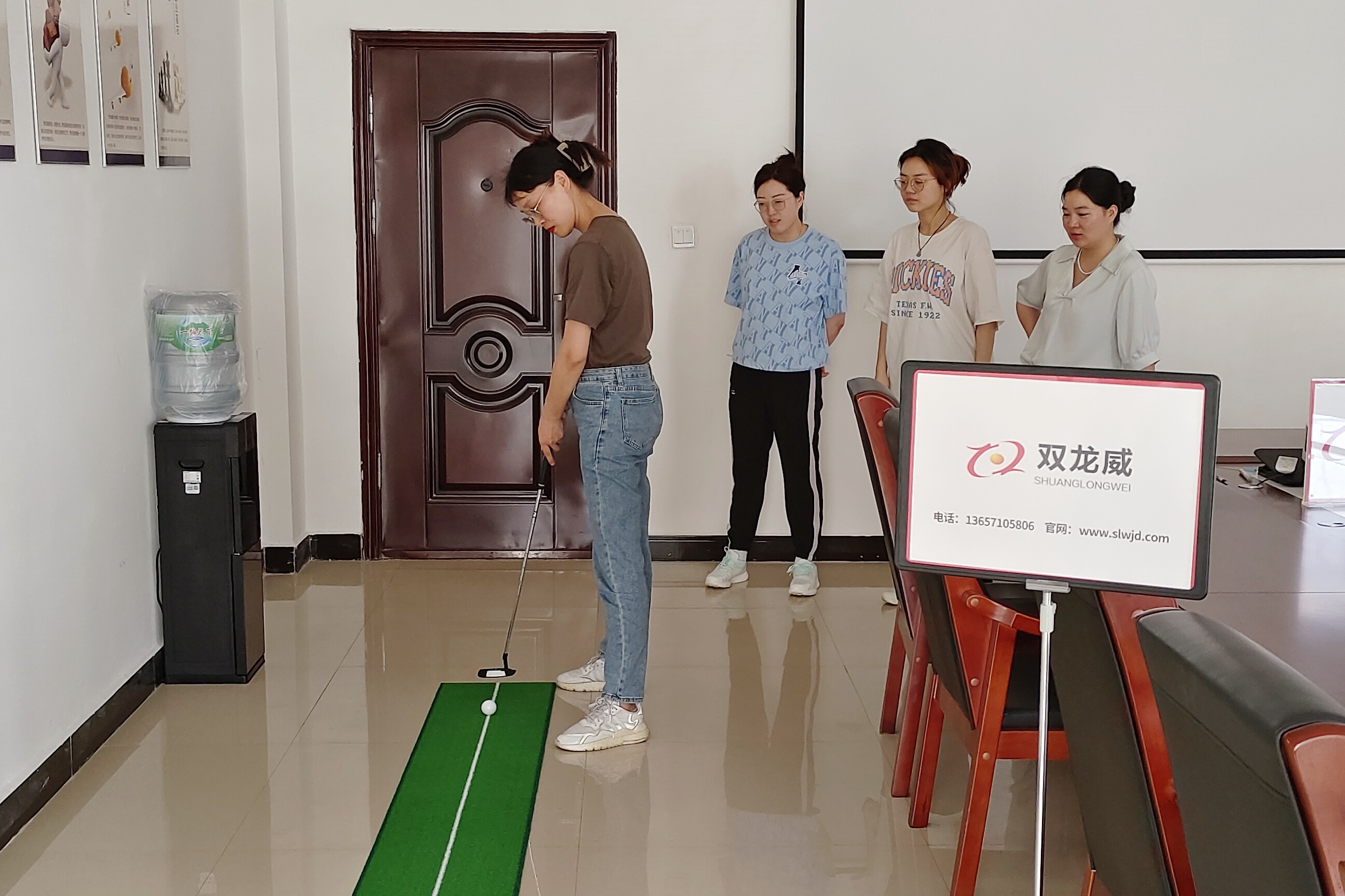【襄阳双龙威的“课间活动”】---室内高尔夫，你体验过吗？